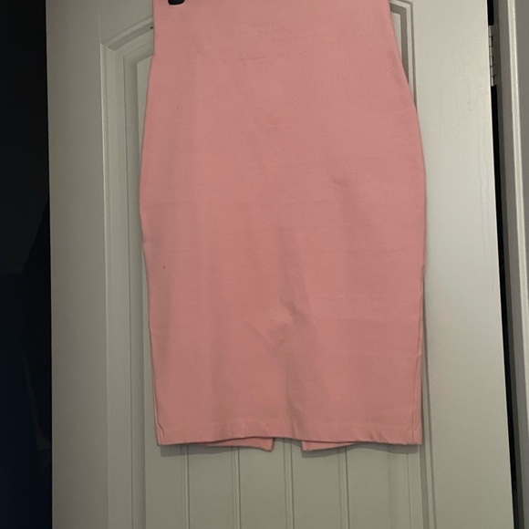 Flirty Bow Pencil Skirt in Light Pink - Picture 2 of 5
